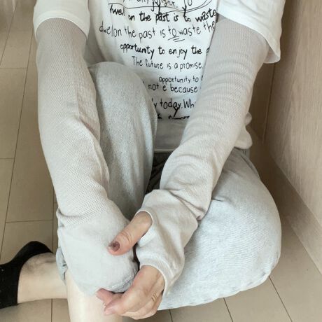 [^:25a-4085-1]ƂėlRbgbṼA[Jo[BʋCQŉtĂȂSnǂB"Shade(VF[h)"̂悤ɋ甧郊lRbg̃A[Jo[B"Rbg̏_炩" {vX܂BƔG肪CɂȂɂ߂łBXShadeV[YulA[Jo[v菭߂ɕ҂ݏグ܂BewɌJĕ҂ݗĂĎ̍b܂łۂB锖̃A[Jo[łBbV҂݂Ȃ̂ŒʋCQItĂȂ肳ƐSnǂB񂩂͕҂ݒnςāB̂Ђ̊zĂĐSnǂ߂܂BL΂ɂƂĂ킢B́AĂ͗~͉fނłBɂARۖhLʂňNKɂg܂B܂₦΍ƂĂ߁ȃR[fBl[gɍ킹₷J[BMtgɂ߂̓{łB̔iȊO̓fƂȂ܂BJ[FBLACK E DARK GREY E SILVER GREY E ECRU E WALNUT E MOUSE GREY E SHADE BEIGEfށF55% l24% iC15% |GXe5% |E^1%F 50cm / 10cm TCYFt[FMADE IN JAPANUVJbgɊւUVJbǧv́A̍b(O)̃bV̗z₷ƂvĂ܂BJbg͐F̔ZAubN(Jbg 96)GN(Jbg 80)̏ʂɂȂ܂ByPut on sockszYɂuPut on socksivbgI\bNXjv́Aő̌CYnEޗǌ̘V܍HŐYĂ܂B100Nȏ̗jւޗǂ̌CẤAiւ̂؂Ɏ󂯌pł܂BIfނpA̍HElЂƂJɎdグ邱ƂŐ܂C╞Ǵ݂A㎿ŐSn悭A܂łƊY悤ȉĂ܂B