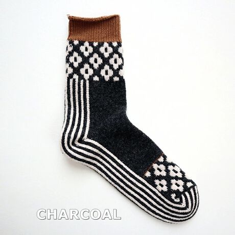 [^:11-24273]XgCvƂԕ̃Rrl[VkeCXgȁA킹₷J[WJ͂̃\bNXBmE[̃TCNE[Ƀ\tgłӂ݂̂鎅x[Xɒǂ݂ɕ҂ݗĂ܂BR[fBl[g̃|CgɂȂ1łBTCNE[gpBJ[FOFF WHITE E LIGHT GREY E CHARCOALfށFE[50% 27% iC10% |GXe9% Other2% [1% |E^1%(gbv)F20.0cmTCYF23.0-25.0cmFMADE IN JAPANyFrench BullzIɕς킯ł͂ȂǁAX̕炵ɂƊYqt`ur̃ACeBX^CI΂Ȃx[VbNCA̋C\V[YƂ̐VAgt`u炵h؂ɂAElƈꏏɊy݂Ȃ̂ÂɌĂ܂B