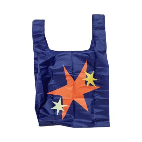 [^:FOLDABLE BAG]ITALYuhWOOD'D̃Vbp[X^C̃tH[fBOobOBCϓ΍ł͐E̍Ő[sEUɂāA}CobOEGRobO̗ނ͂͂␶KiłBEbh̃fUC`[͎ĝẴvX`bNobOɑ΂鎝\ȉƂāuFOLDABLE BAGvĂ܂Beʂ͖16LŌ\R܂VL[^b`̃|GXefނ͂Ƃ₻Ƃł͔j܂B܂肽13x13cm̏ȃ|[`ɓ̂łł^тȒPBՂVvȃW܌^Ay[g[̗DfUCCpNĝ长͗lȂǉX^C̖LxȃoG[VpӂĂ܂̂ŃRNV̂yȂႢ܂BPȂ郊[UuobOƂłȂfC[[XŎgĂACełB(1/[|[`t)fށF|GXe100%TCYFH59xW39xD13cm e:16L (|[`֎[F13x13cm)FMADE IN CHINAyWOODfDz ƋCyɐĂ݂悤 ȖړIfăAhAƃXet@mZɂ2012NɃC^Ã~mɐݗꂽuhBWOOD'DƂuhl[͒Pɖ؍ނӖł͂܂Bނ̃[c60Nɑk܂Bc1960Nɂ܂悤̐Yn߁A݂ؐƒpi𐶎YĂ܂B̉eɂĖ؍ނɏœ_𓖂ĂeNmW[ANZT[̐n܂Ał͗lXȃCtX^CG݂ĂĂ܂BAǂދȃfUCł͂Ȃ邢FgENCW[ňۓIȃOtBbNp^[ȂǃNGCeBudA͐VIŌIȃAv[`gpč쐬鎎݂ł܂B܂ނ͊ɋCɂĂ܂BnɗDv_NgǋAn؂ɂȂfUC̗͂ɂĎЉvɓw߂Ă܂B