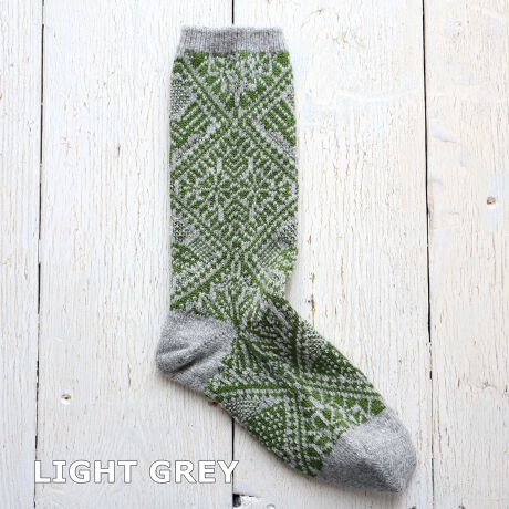 [^:11-25266]̃̕WK[h҂݂̃\bNXłB_炩E[x[XɌɕ҂ݗĂ܂BR[fBl[g̃|CgɂȂ1ŁA~̑蕨ɂ߂łB(hkE[gp)J[FOFF WHITE E LIGHT BEIGE E LIGHT GREYfށFE[58% 33% iC8% |E^1%(gbv)F24.0cmTCYF23.0-25.0cmFMADE IN JAPANyFrench BullzIɕς킯ł͂ȂǁAX̕炵ɂƊYqt`ur̃ACeBX^CI΂Ȃx[VbNCA̋C\V[YƂ̐VAgt`u炵h؂ɂAElƈꏏɊy݂Ȃ̂ÂɌĂ܂B