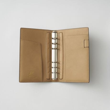 [^:786010131]gv̕΁h𐮂ACé̖@l̃CtX^CʂBRELIÕnCGhCqATLANTIC LABELrAEIɕ]̍[fIKАR[hoґɎgp20mmO̖{vVXe蒠oBɎ邾œ`鈳|IȓƉs鉐́A܂Ɂgv̕΁hƌĂԂɂӂ킵PłBidlTCYF 12.3 ~ 19.5 cmioCuTCY^Oa 20mmjfށFnvi[fIKАR[ho^VvjYFdlFBRELIO ATLANTIC LABELdl^BOXt^MtgbsOΉU[fނ̖́iCordovanj@uR[hõuCIvƏ̂BRELIÓAAj߃R[ho̊JҁEOYƐ[֌WzAɒ_𑖂Ă܂BEw̐Vvsbg₵ƐA^jŎdĂR[hóAI΂ꂵn瓾󏭂ȁgʁhމs铧ƁAƂƂ́BLxтƁAgނقǂɐ[܂鉐y݂܂BBRELIO ATLANTIC LABEL  ㎿m邷ׂĂ̐lց@uCI̒łnCGhɈʒuÂqATLANTIC LABELŕAgܕhƂnƂ̐_ɏ؂ʂȃCBfށE݌vEDɎ܂őË̂Ȃ̂Â肪тĂ܂Bʂ␢킸Aɏ㎿߂邷ׂĂ̐lցBzƂȂ܂ƊmȕiAX̕炵ɐÂȌւYĂ܂B