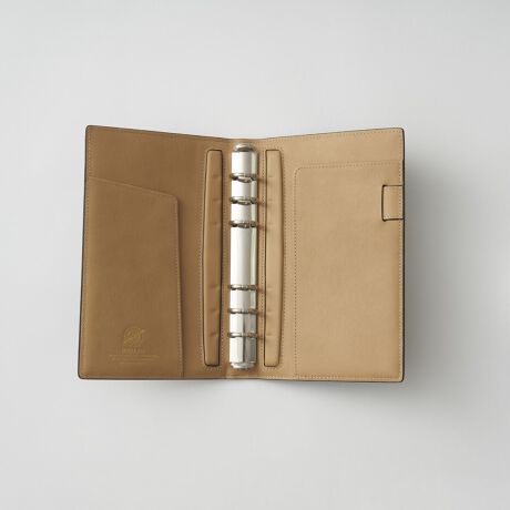 [^:786010132]gv̕΁h𐮂ACé̖@l̃CtX^CʂBRELIÕnCGhCqATLANTIC LABELrAEIɕ]̍[fIKАR[hoґɎgp20mmO̖{vVXe蒠oBɎ邾œ`鈳|IȓƉs鉐́A܂Ɂgv̕΁hƌĂԂɂӂ킵PłBidlTCYF 12.3 ~ 19.5 cmioCuTCY^Oa 20mmjfށFnvi[fIKАR[ho^VvjYFdlFBRELIO ATLANTIC LABELdl^BOXtU[fނ̖́iCordovanj@uR[hõuCIvƏ̂BRELIÓAAj߃R[ho̊JҁEOYƐ[֌WzAɒ_𑖂Ă܂BEw̐Vvsbg₵ƐA^jŎdĂR[hóAI΂ꂵn瓾󏭂ȁgʁhމs铧ƁAƂƂ́BLxтƁAgނقǂɐ[܂鉐y݂܂BBRELIO ATLANTIC LABEL  ㎿m邷ׂĂ̐lց@uCI̒łnCGhɈʒuÂqATLANTIC LABELŕAgܕhƂnƂ̐_ɏ؂ʂȃCBfށE݌vEDɎ܂őË̂Ȃ̂Â肪тĂ܂Bʂ␢킸Aɏ㎿߂邷ׂĂ̐lցBzƂȂ܂ƊmȕiAX̕炵ɐÂȌւYĂ܂B