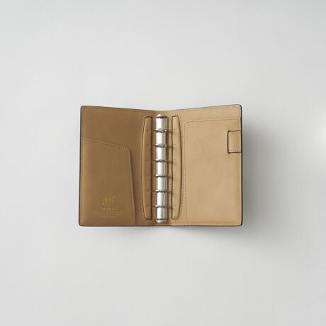 [^:786010139]Ɏ܂ґAR[hoa15mmO蒠ACé̖@[fIKА̊󏭂ȃR[hoґɎgpA~j6TCYE15mmÕVXe蒠BXŌyʂȐ݌vȂAKvȏƎ[łp˔Ă܂B㎿ȌƉŝ铧A̕MLԂʂȂЂƂƂւƏ؂܂BrWlXłvCx[głAl̕iiĂiłBidliF55,000~iōjiԁF786010139TCYF12.3~19.5cmi~j6TCYjOaF15mmfށFnviR[hojYFtiFSBOXU[fނ̖́@R[ho͔n\̓ɑ݂uiJljvƌĂ΂󏭂ȑw̎悳鍂fށBׂ₩ȑ@ۂcɐ񂷂邱ƂŐ܂鉜sƓ́Åvł͖킦܂BuCIł́AVvɏ̃R[ho[fIKOOɉHEFB`Iȃsbg₵ƃ~Uɂ100%^j₵ŎdグvgpĂ܂BBRELIO ATLANTIC LABEL㎿m邷ׂĂ̐lց@uCI̒łnCGhɈʒuÂqATLANTIC LABELŕAgܕhƂnƂ̐_ɏ؂ʂȃCBfޑIтDɎ܂őË̂Ȃ̂Â肪тAʂ␢킸ɏ㎿߂邷ׂĂ̐l֌ĒĂĂ܂B