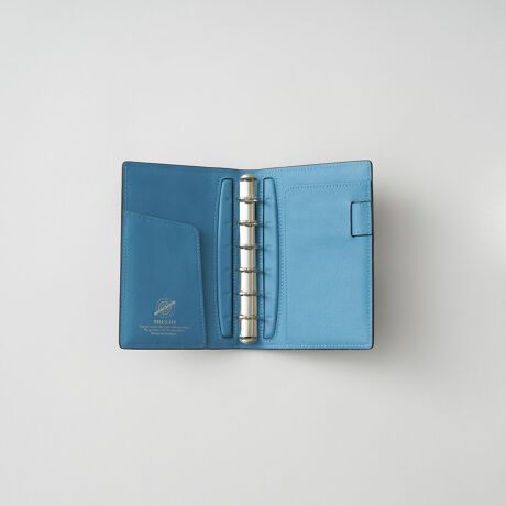 [^:786010140]Ɏ܂ґAR[hoa15mmO蒠ACé̖@[fIKА̊󏭂ȃR[hoґɎgpA~j6TCYE15mmÕVXe蒠BXŌyʂȐ݌vȂAKvȏƎ[łp˔Ă܂B㎿ȌƉŝ铧A̕MLԂʂȂЂƂƂւƏ؂܂BrWlXłvCx[głAl̕iiĂiłBidliF55,000~iōjiԁF786010140TCYF12.3~19.5cmi~j6TCYjOaF15mmfށFnviR[hojYFtiFSBOXU[fނ̖́@R[ho͔n\̓ɑ݂uiJljvƌĂ΂󏭂ȑw̎悳鍂fށBׂ₩ȑ@ۂcɐ񂷂邱ƂŐ܂鉜sƓ́Åvł͖킦܂BuCIł́AVvɏ̃R[ho[fIKOOɉHEFB`Iȃsbg₵ƃ~Uɂ100%^j₵ŎdグvgpĂ܂BBRELIO ATLANTIC LABEL㎿m邷ׂĂ̐lց@uCI̒łnCGhɈʒuÂqATLANTIC LABELŕAgܕhƂnƂ̐_ɏ؂ʂȃCBfޑIтDɎ܂őË̂Ȃ̂Â肪тAʂ␢킸ɏ㎿߂邷ׂĂ̐l֌ĒĂĂ܂B