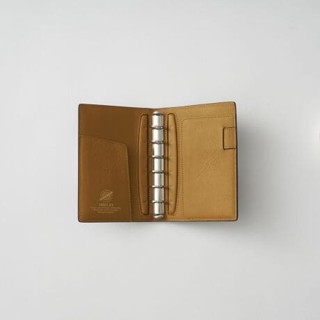 [^:786010140]Ɏ܂ґAR[hoa15mmO蒠ACé̖@[fIKА̊󏭂ȃR[hoґɎgpA~j6TCYE15mmÕVXe蒠BXŌyʂȐ݌vȂAKvȏƎ[łp˔Ă܂B㎿ȌƉŝ铧A̕MLԂʂȂЂƂƂւƏ؂܂BrWlXłvCx[głAl̕iiĂiłBidliF55,000~iōjiԁF786010140TCYF12.3~19.5cmi~j6TCYjOaF15mmfށFnviR[hojYFtiFSBOXU[fނ̖́@R[ho͔n\̓ɑ݂uiJljvƌĂ΂󏭂ȑw̎悳鍂fށBׂ₩ȑ@ۂcɐ񂷂邱ƂŐ܂鉜sƓ́Åvł͖킦܂BuCIł́AVvɏ̃R[ho[fIKOOɉHEFB`Iȃsbg₵ƃ~Uɂ100%^j₵ŎdグvgpĂ܂BBRELIO ATLANTIC LABEL㎿m邷ׂĂ̐lց@uCI̒łnCGhɈʒuÂqATLANTIC LABELŕAgܕhƂnƂ̐_ɏ؂ʂȃCBfޑIтDɎ܂őË̂Ȃ̂Â肪тAʂ␢킸ɏ㎿߂邷ׂĂ̐l֌ĒĂĂ܂B