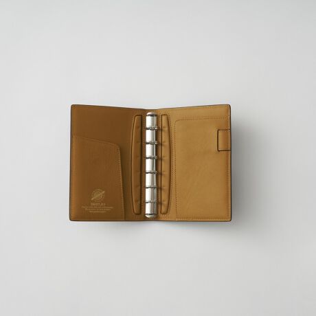 [^:786010142]Ɏ܂ґAR[hoa15mmO蒠ACé̖@[fIKА̊󏭂ȃR[hoґɎgpA~j6TCYE15mmÕVXe蒠BXŌyʂȐ݌vȂAKvȏƎ[łp˔Ă܂B㎿ȌƉŝ铧A̕MLԂʂȂЂƂƂւƏ؂܂BrWlXłvCx[głAl̕iiĂiłBidliF55,000~iōjiԁF786010142TCYF12.3~19.5cmi~j6TCYjOaF15mmfށFnviR[hojYFtiFSBOXU[fނ̖́@R[ho͔n\̓ɑ݂uiJljvƌĂ΂󏭂ȑw̎悳鍂fށBׂ₩ȑ@ۂcɐ񂷂邱ƂŐ܂鉜sƓ́Åvł͖킦܂BuCIł́AVvɏ̃R[ho[fIKOOɉHEFB`Iȃsbg₵ƃ~Uɂ100%^j₵ŎdグvgpĂ܂BBRELIO ATLANTIC LABEL㎿m邷ׂĂ̐lց@uCI̒łnCGhɈʒuÂqATLANTIC LABELŕAgܕhƂnƂ̐_ɏ؂ʂȃCBfޑIтDɎ܂őË̂Ȃ̂Â肪тAʂ␢킸ɏ㎿߂邷ׂĂ̐l֌ĒĂĂ܂B