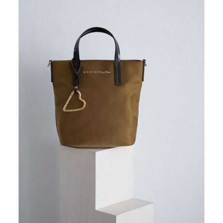 [^ԁF3594016]l킢Ƌ@\𗼗2WAY~jg[gfUCVvȃtHɁALANVIN en BleũACRgn[gh̃Jri~jg[gBǂX|[eBȃ[hAÂЂƂ▭ȃoX͂łB肰ȂVѐSAl̓ɂƂ߂vXBRpNgȂ݊͂ƂA莝V_[y߂2WAYdlŃV_[R͎O\BX^COɍ킹AW݁AtɎgACełBt@ubNE@\ڈȏɗApd̃X}[gTCYBRpNgȂAzEX}zE|[`Ȃǂ̕Ki܂TCYBɂ͎dɕ֗ȃ|Pbg2AO|PbgA~jobOȂ[͔͂QByʂŎ₷AfC[g͂As̃TuobOx̂oɂ҂B}bgȑfފl炵ACyƂƊ𗼗\ACełBubNƐ[݂̂O[ɉÂ݂uEoBǂ̃J[ɂȂޖ\J[łB-----------------------------򊴁F萶ňFʓFȂdFyʃ|PbgF2it@Xi[tAt@Xi[ȂjO1------------------------------ i摜̓Tv̂߁AfUCAf()AFTCYȂǂ̎dlɕύXꍇ܂̂ŗ\߂܂ByiڍׁzE[J[iԁy484211z