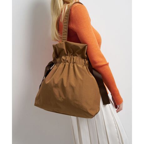 [^ԁF3584008]ВiĂiȂĂgA2WAYfUC̃g[gobOBA4TCY̏ނG[łAVvł肵fUC͒ʋ΂ʊwȂǕig͂ATuobNƂĂ߂łB߂̃nhȂ̂Ō̃AE^[𒅂ĂĂ|\BJ[oG[VLxłBt@ubNfނ͏iȌ򊴂郔Be[WH{iCfށBEHbV̂悤ȑfފƌ򂪁AȂꂽ͋CoĂ܂Bi摜̓Tv̂߁AfUCAf()AFTCYȂǂ̎dlɕύXꍇ܂̂ŗ\߂܂B