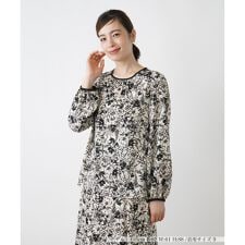 フラワー柄ブラウス