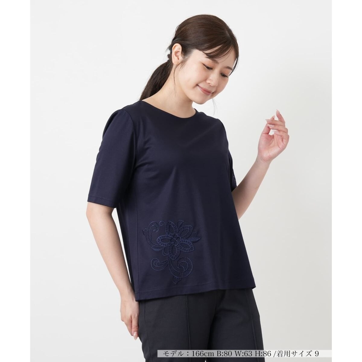 刺繍クルーネックカットソー【Leilian WHITE LABEL】 | レリアン