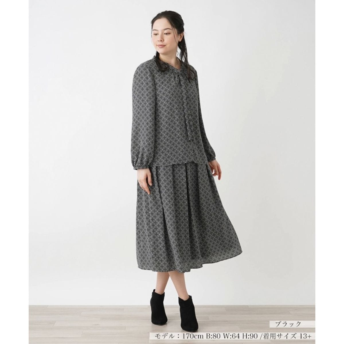 幾何学柄ブラウススーツ