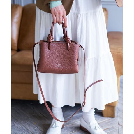 [^ԁF4500464]ꂽl̏ɊYAC^A CLAMIRE ̃GKgobOB ㎿ȋvfނƁAוɂ܂łfUCAl̕iiƈĂ܂B nĥ肰ȂіځimbgjfUCAl̗VѐS܂B ԂȂ}`AzX}[gtHȂǕKvŒ̃ACeX}[gɎ[\B O\ȃV_[XgbvtŁAnhobOƂĂ͂A΂ߊ|ɂăANeBuȃV[ɂg܂B ł̎UApُAHȂǁAl̃ItV[ʂfGȃANZgɁB тɋCオVѐSB Ȃ炵X^CɋPAƂẴACełB------------------------------------pV[YFH      O|PbgF0|PbgF2tiFV_[Xgbv-------------------------------------i̐F́ABeꏊ̂Aql̂g̋@ɂFČꍇ܂B\߂B