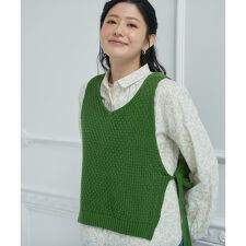 Vネックのニットベスト