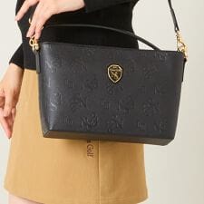 エヌエス23・パー・ニッサゴルフ(NS23 par Nissa Golf)の【本革使用】エンボス加工ショルダーバッグ大