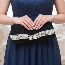 サテンＶラインパールクラッチバッグ