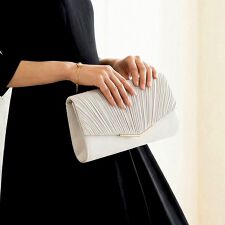 サテンプリーツミニＶメタルクラッチバッグ