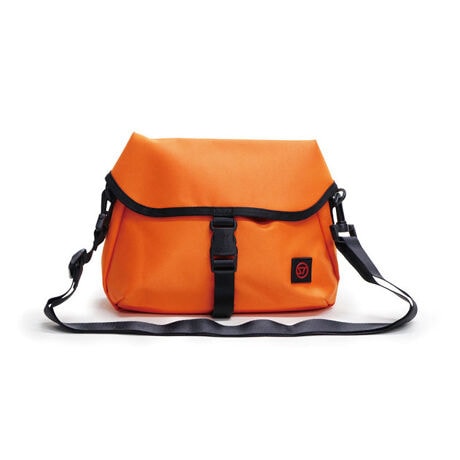 [^:gfc-st-0172]ނAEghAW[͂AîoɂxTCY̖hV_[obOuAP TRAPEZOIDvB܂jȂfUCłBfނɂ̓hCX[ciVFX[cjɎgPVCŃ~l[gvȐngpA\ʂ͝H{Ă܂̂ŁA}ȉJȂǂŐĂ݂݂Â炢nƂȂĂ܂BɃbV|PbgtĂ̂ŁAzgѓdbȂǂׂ[ł܂B܂9.7C`Õ^ubg邱Ƃ\Ȃ̂ŁAdqДh̕ɂ֗ȃTCYłB