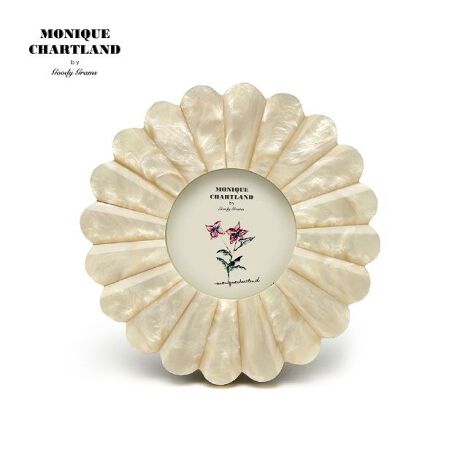 [^:gfc-pf-0035]̔˂ɂă^bNɂ}[u͗l̃tHgt[BԂт̂悤Ȍ`󂪉炵łBwʂɂ̓X^hDOtĂ̂ŁAu^ƕǊ|̎g\łB