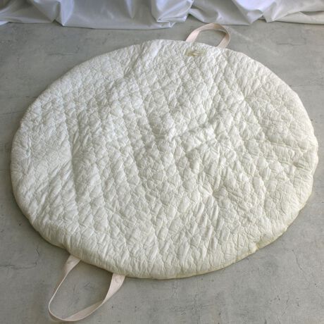 [^:me74-2]Eh^̃NbV}bgEhO}bg㎿ȃCugpĂ̂ŔG肪ǂAӂ肳炳Bxr[̃vC}bgƂĂ₨ނւXy[XɁAtHg̔wiɂ݂QcmƂ肠̂ŁAԂ͂lꏏ SƂȂQSnłBlbgɓĂ󂪉\Ȃ̂|CgBi^hߒZ߂̒Ej悾f߂ĂɕۂƂłĈSłBʂ̓rXPbg^̃LeBO{o[Vudl Ȃɂ̂BnŃVvȖʂƂȎhJ̖ʂƋCɂĎgy߂܂B܂A唻fUCȂ̂Ńybg̃NbV}bgƂĂœKBxr[}bgłȂybĝCɓXy[XɃIXXłBRpNgɎ[łA^тɕ֗Ȃ̂ŁAsNjbN}bgƂĂXXłpoint 01xgƎȂv~AȔG̏_炩͈xgƂ߂ȂɊ炩B@Ŋې􂢂łAQŎg₷uԂCǂɃXXĂ܂vȂǍ]r[Ă܂Bpoint 02FXȏʂŃ}`ɎgvC}bg@O@tHgނւ@ybgp}bg@Q}bg̋ԂÂɂ𔃂ĂCeABCeAƂĂ͂Axr[̃vC}bg₨Q}bgAtHg̎BeXy[XȂǂɂ҂B܂A@ŎyɊېOKȂ̂ŁAނւ}bgsNjbN}bgƂĂɂxbhp}bgƂĂȂǁA}`ɎgĖ͂ՂItŁAƍLăTbƏ߂܂B|zc▍Ƃ͂Ŏ[邱ƂłAŷŊȒPɎ^т\B̂QZbgɂsb^􃊃rOEQEʏEsEAȁEsNjbNȂǁAʂő劈ԈႢȂIpoint 04105cmi}5cmĵTCYŃNbVEssential͖100cmi}5cmjԂ񂪐Q]񂾂ėVԂ̂ɂ傤ǂATCYB݂͖2cmقǂ܂̂ŁAԂ͂lꏏɃSƂȂQSnłBقǂ悢݂Œݍ݂ȂA̐Snǂꂵ|CgBʎg郊o[VudlȂ̂ŁACɍ킹Ďĝ悤ɓɐ܂肽߂܂Bpoint 05ېOKőCu͑ɗDĂ܂BĂ@Ŋې􂢂łĂɊ̂ŁAԂybg邲ƒɃsb^??