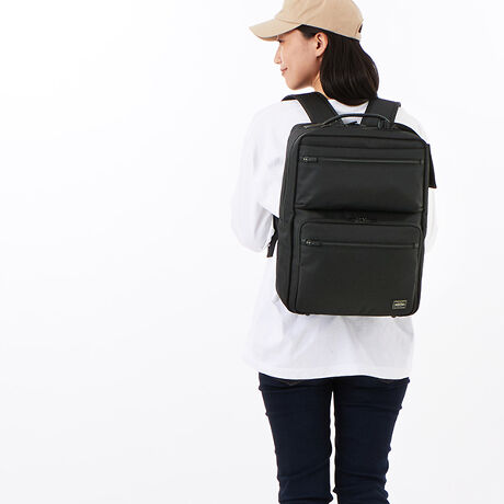 [^:68117977]̃rWlXV[ɂ@\[uPORTER PROTECTIONiveNVjvV[YłB  CfނɏvňECxɗDꂽR[foXeBbNiCcCngpĂ܂B̐n͓ƓȌ򊴂nArWlXV[ɂĈSĒgpłϋv̍łB\nƗnɂ́AXCXŊJꂽRECXERۋ@\uHEIQ VIROBLOCKinCLEBubNjvH{Ă܂BɗʂPVCH邱ƂŁAɐHݍ܂Ȃ悤h߂܂B  JȏOʂɂ́AX}[gtHpXP[XȂǂ̎[ɓK@\Iȃ|Pbg݂A󎅂Ő܂グiCe[v̗pČyʂɎdグ܂B S^ɎopxJ[h⌮Ȃǂ[\ȋ@\Iȃ}`P[Xt܂BfC[[XƂĂ̎gyʐ߂AxERہEh˔V[YłB  B4TCY̏ނ[\ȃXNGAtH2w̃fCpbNłBו̎d₷[Xy[XLxŁACwɂ̓ybg{g܂ݎPȂǂ[ł|Pbg𑕔Ă܂Bwɂ13inchPC[\ȃ|Pbg݂Ă܂B܂A㕔ɔnhɂĎ莝\łB