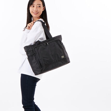 [^:68905948]yʂȑfނgpx[VbNȃfUC̃V[YuPORTER FLASHitbVjvB̊o|Pbge[vgȂǗvɃ~^[̃fBe[A x[VbNŎg₷fUCɎdグ܂B {̐n̕\ʂɂ̓ett@ubNveN^[HAt@Xi[̓e[v ɊȈՓIȝH{t@Xi[gݍ킹邱ƂŃobOŜ̝߂Ă܂B ɁAɎgpbvXgbv^t^ɂH{Ă邽߁AJx łΒ̉וC܂B }`t̗̊̂tg|Pbg̓fUC߂ƂƂɁAoꂪpɂȉו̎[ɓKĂ܂B g[gobÓAJt@Xi[dlA4TCY̏ނ[\ȃACełBOEƂɗlXȃ|PbgzĂA[͂łȂ@\Ă܂Bett@ubNveN^[H́AEhʂAiǂԂɕۂ܂B@ۈ{{ݍނߐn̒ʋC𑹂ȂƂ͂܂B YKK Water-Rt@Xi[́ARCt@Xi[̃e[vɊȈՓIɝ{̂ŁASɐ̐Nĥł͂܂B fڂĂ摜Ƃ͂鏤iɂ́AꕔdlقȂꍇ܂B炩߂B K戵X(DEALERS)͂ 舵̗L͒ړX܂ɂ₢킹B ̃ACePORTER STOREAgcJoItBVICXgAł͔̔Ă܂B