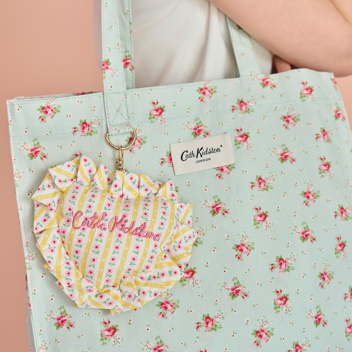 【3mama】ハート刺繍×フリル×ハートキルティング ハートフリルポーチチャーム Roses and Hearts | キャス キッドソン